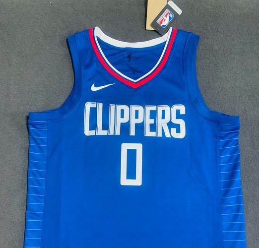 小吧观赛快船VS鹈鹕 主场给每位球迷赠送保罗快船1.0时期球衣