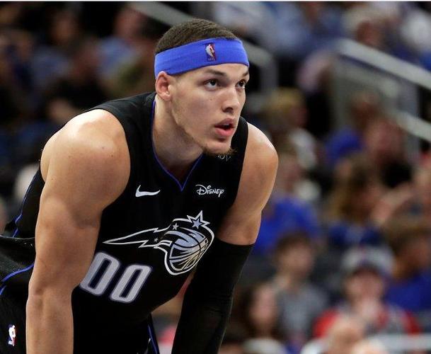 致命犯规！阿隆-戈登11中5&罚球4中4拿到14分5板 三分2中0