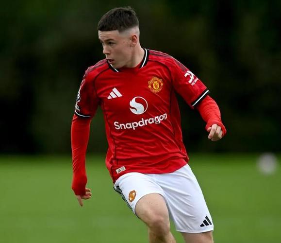 鲁尼为儿子凯庆祝16岁生日，后者目前效力于曼联U18队