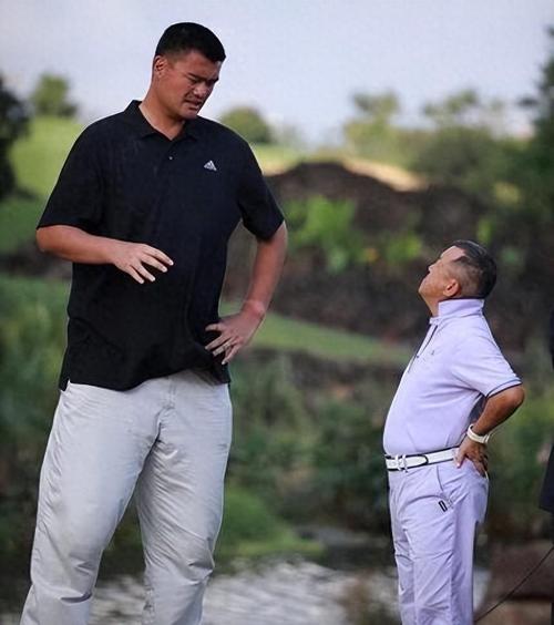 老熟人了！媒体人晒照：姚明与前队友“街球王”阿尔斯通合照