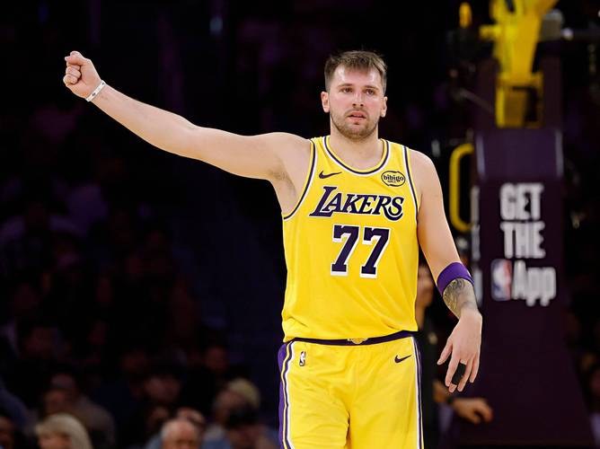 自从卢卡加盟湖人以来湖人与开拓者交手4次 东契奇全部缺席！