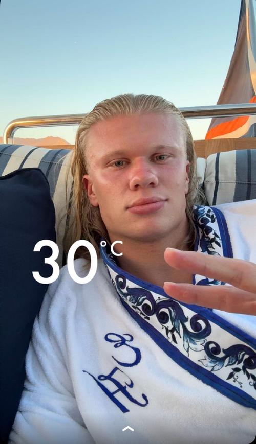 🥶魔人本色！哈兰德赛后晒MVP奖杯，室外赤膊咬牙接受冰浴