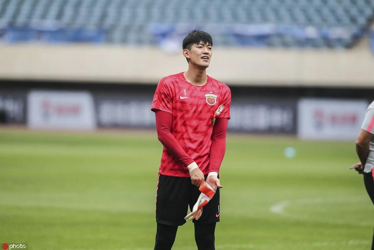 今晚，门将颜骏凌完成代表上海海港出战各项赛事的第500场里程碑