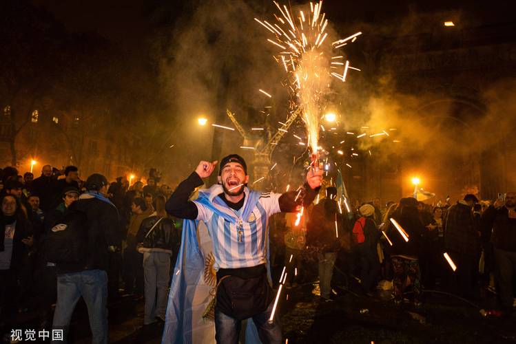 这很南美！🎇阿根廷球队赛前主场被球迷烟花覆盖，被罚3场空场