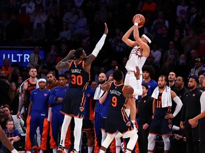 场均30分7.4助！布克：把握防守给的机会 球队信任我完成关键进攻