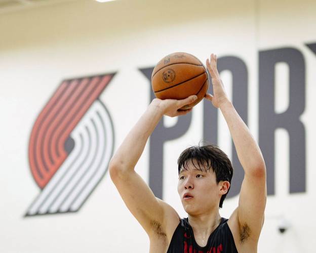 青岛队记：刘禹铖进开拓者教练组是误传 根源是瀚森英语进步很快