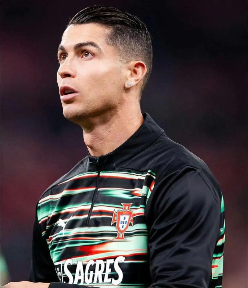 谁可以激励你？C罗：詹姆斯 我们年龄相仿 但我头发比他多