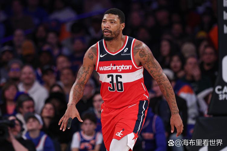 雷迪克：斯玛特是防守端的四分卫 他和詹姆斯都是我们的指挥官