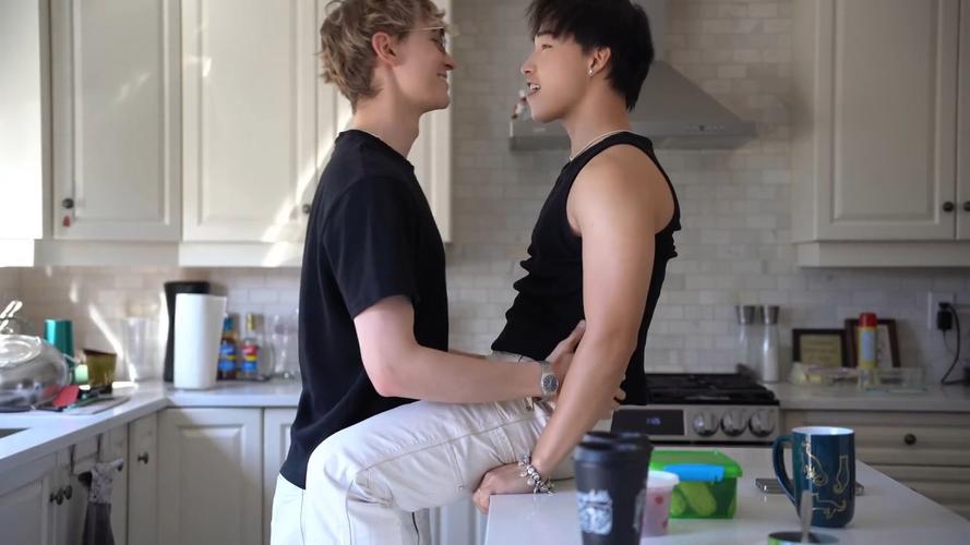 🤣怎么Gaygay的！里夫斯试图给77让座 77婉拒但想坐里夫斯腿上