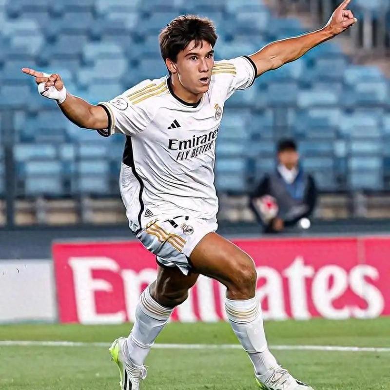 队报:16岁小将大卫-博利加入巴黎一线队训练,有机会进轮换阵容