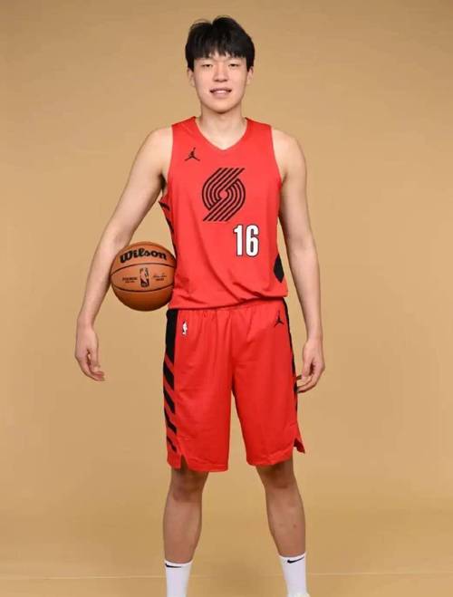 我就是这么强！里斯压哨三分摊手庆祝 杨瀚森起身单手高举！