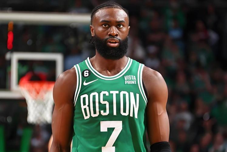 苦苦支撑！杰伦·布朗首节11中7砍下16分2板1助 球队落后11分