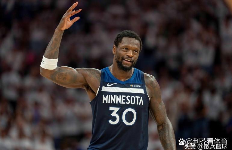 火力凶猛!兰德尔半场10中6得全队最高18分 另有2板3助1帽