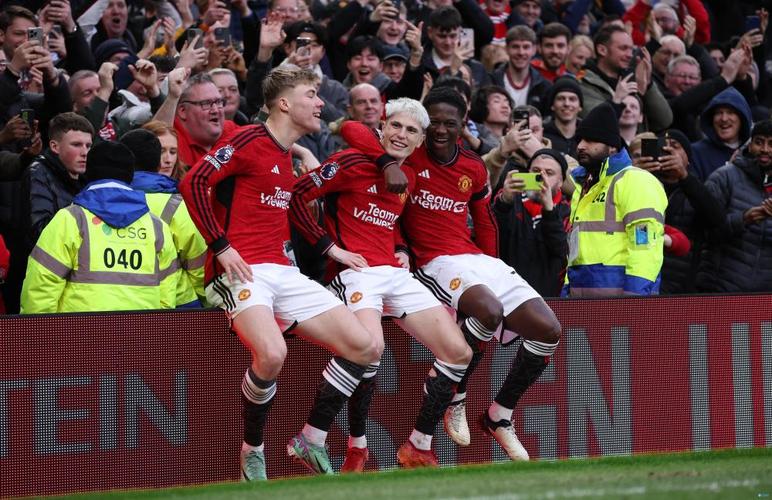 曼晚:梅努和利马没有随队出征热刺,小将杰克-弗莱彻入选大名单