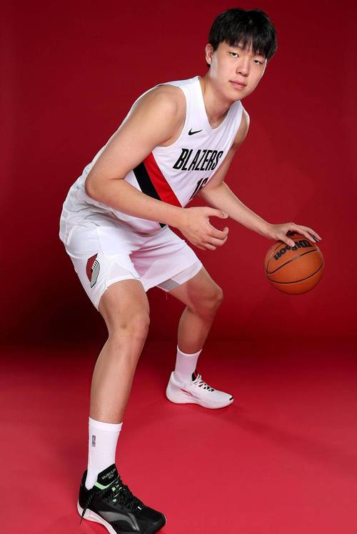 媒体人：据说开拓者对瀚森训练态度质量都满意 静候自己的机会