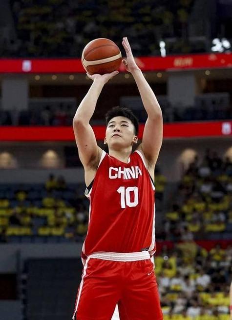 💪天道酬勤！当地时间晚上十点 王俊杰仍在球馆加练 三分七连中