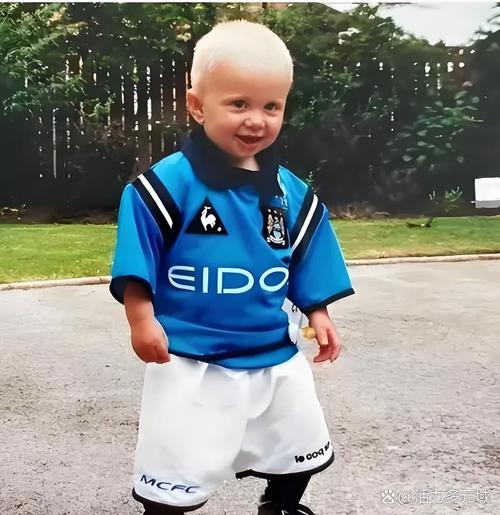 有几分像？晒儿时萌照，德赫亚社媒庆祝自己35岁生日