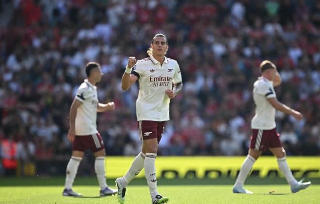 一步之遥...阿森纳补时卡拉菲奥里头球被扑，梅里诺再补射被封堵