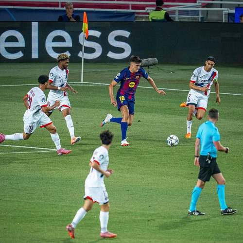 世体：赫拉德-马丁已做好了踢中后卫的准备