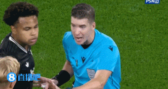 早早射门就完了...麦肯尼带球杀进禁区，调整过多被防守球员断球