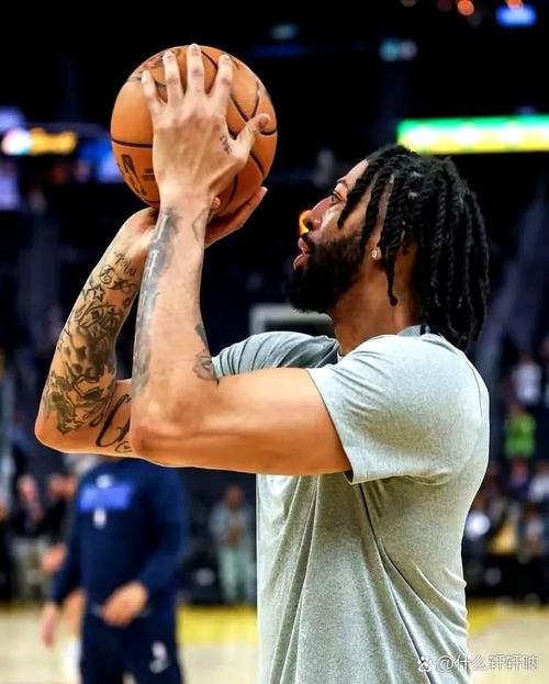 我快快康复！独行侠半场大比分落后 镜头给到浓眉满脸不开心