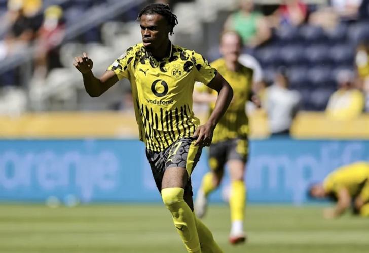 丘库埃梅卡凌空斩，多特第64分钟1-0领先汉堡