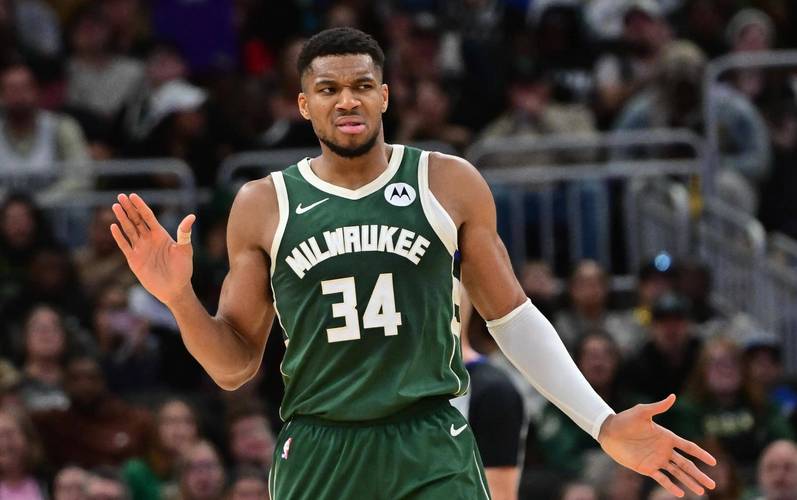 字母哥赛季至今256分钟267分 单季得分比时间多的仅张伯伦恩比德