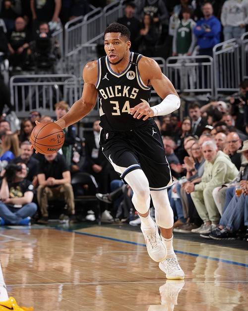 太残暴！字母哥饿虎生抢许尔特篮板 迎面双手怒扣帕威还有加罚