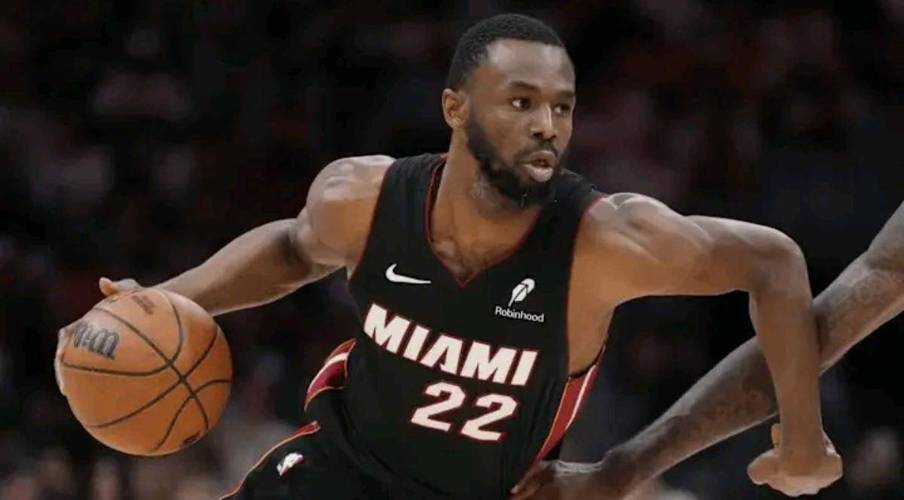 乱箭穿心！维金斯追身三分再进 热火单节命中第10记三分！