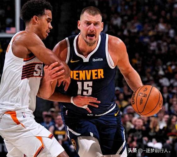 下班看赛马了！约基奇轻松26+9+9三节打卡 场边喝起了小饮料