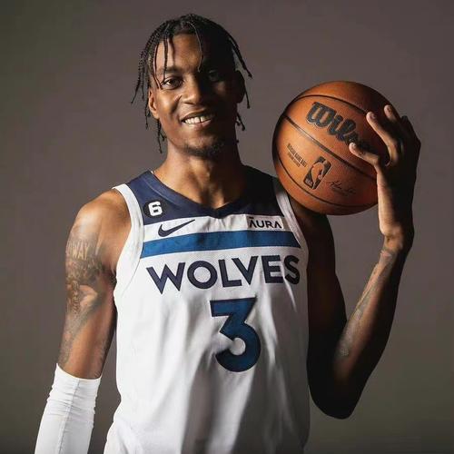 攻防一体!麦克丹尼尔斯14中9拿到22分7板3断2帽 正负值+35