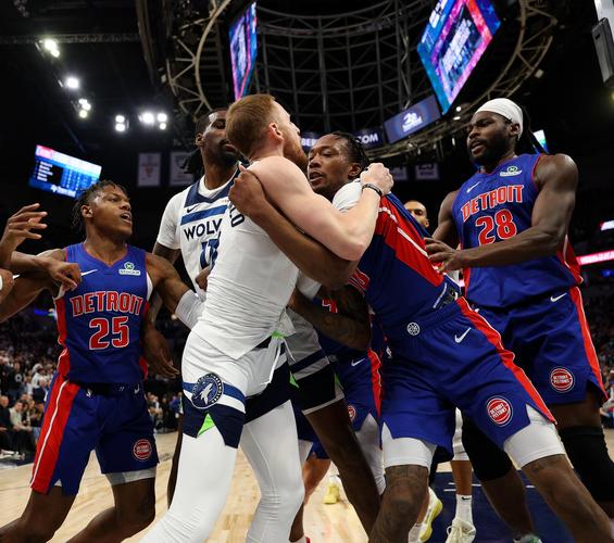 有身体接触！奥萨尔对波特三分犯规&活塞挑战失败