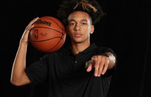 你是奇兵!特雷·曼恩半场15中6&三分5中2砍下18分5板3助2断