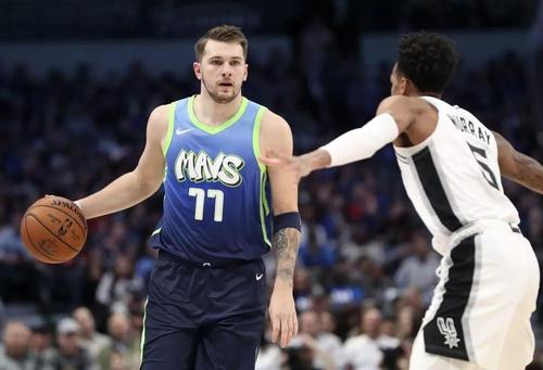 有苦说不出！东契奇连续挠头整理发型 表情涣散显得很疲惫