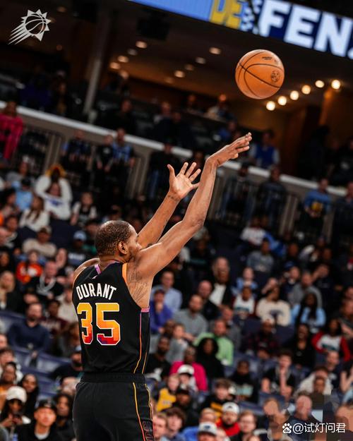 扛着球队走！杜兰特第三节独得15分 三节13中9高效贡献24分
