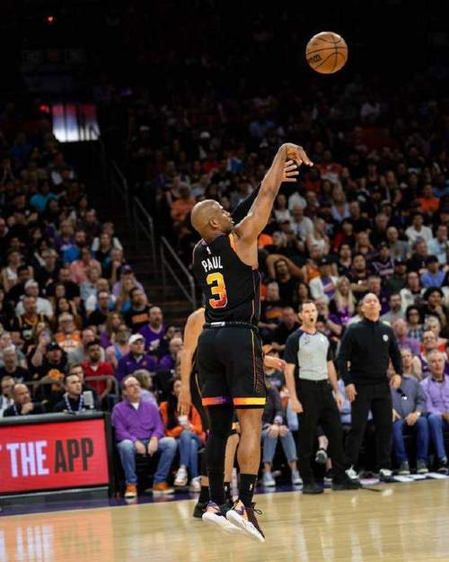 快船内线真空！布克送抛传 马威背身空接潇洒放篮拿分