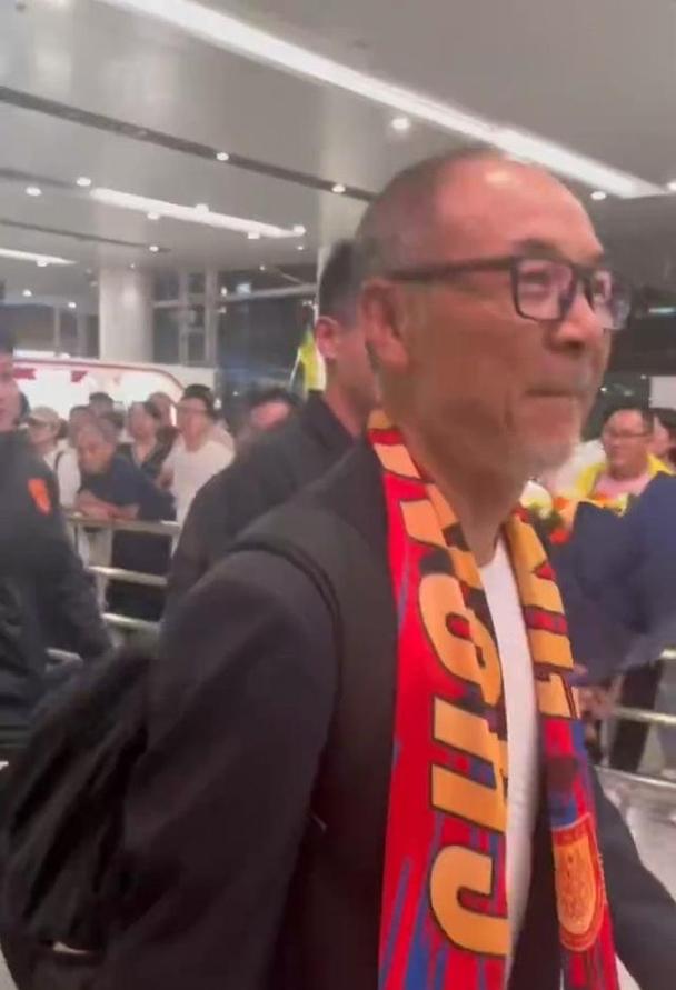 行大礼！重庆铜梁龙冲超庆典，韩国主帅张外龙向球员磕头致谢