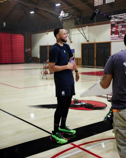 库里晒为谷歌折叠手机拍摄广告花絮 巴特勒造型奇特乱入