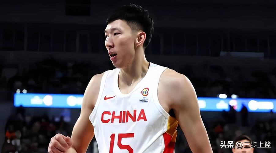 媒体人：缺席国家队比赛的周琦通过休整&赴美康复 得到充分休息