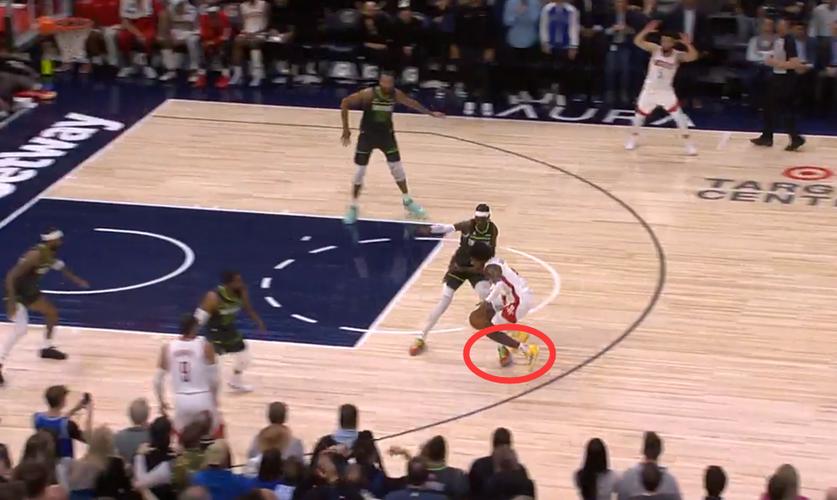 火箭vs雄鹿裁判报告：漏吹罗林斯防守三秒 火箭吃亏仍赢球