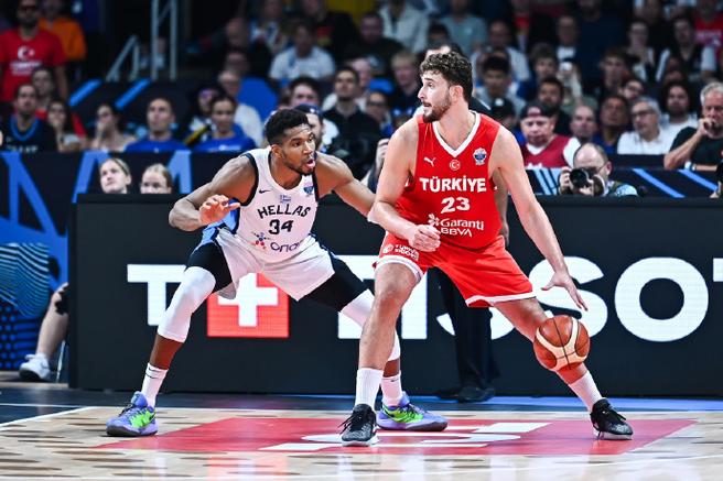 申京谈与字母哥对决：面对强队更能激励自己 不对球员区别对待