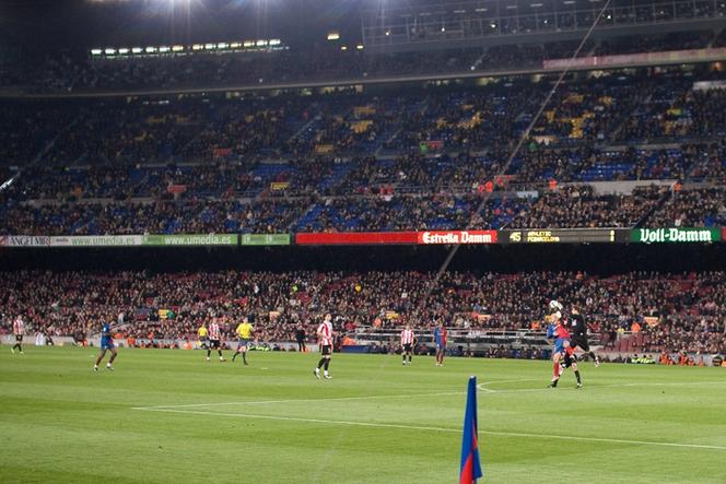 巴萨官方晒梅西参观诺坎普照片：随时欢迎你回家，里奥！💙❤️