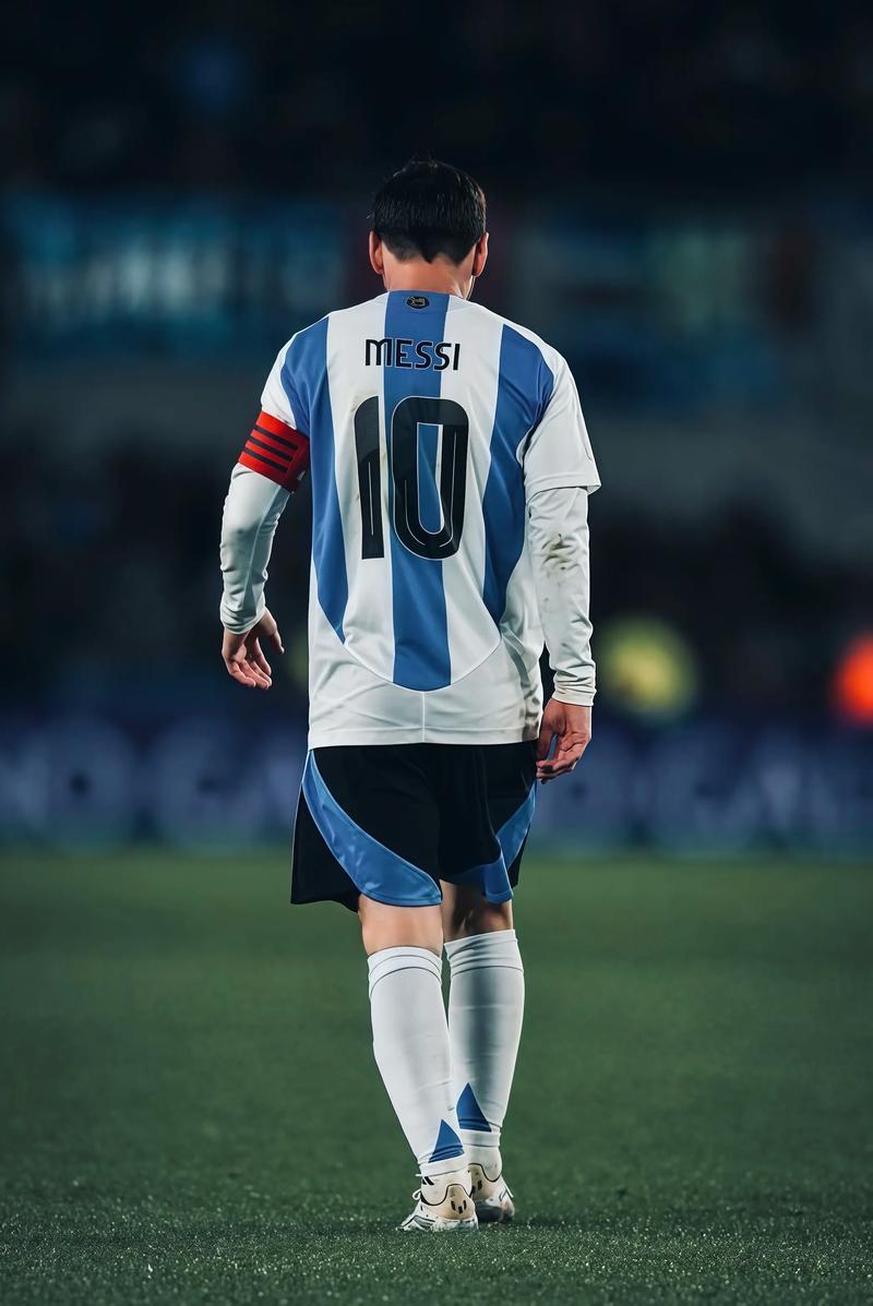 世体：梅西今天要到阿根廷队报到，在此之前他选择先回诺坎普看看