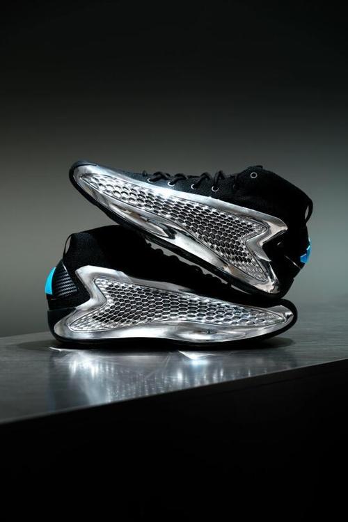 森林狼官方晒出爱德华兹今日战靴 自带夜光特效的AE 2