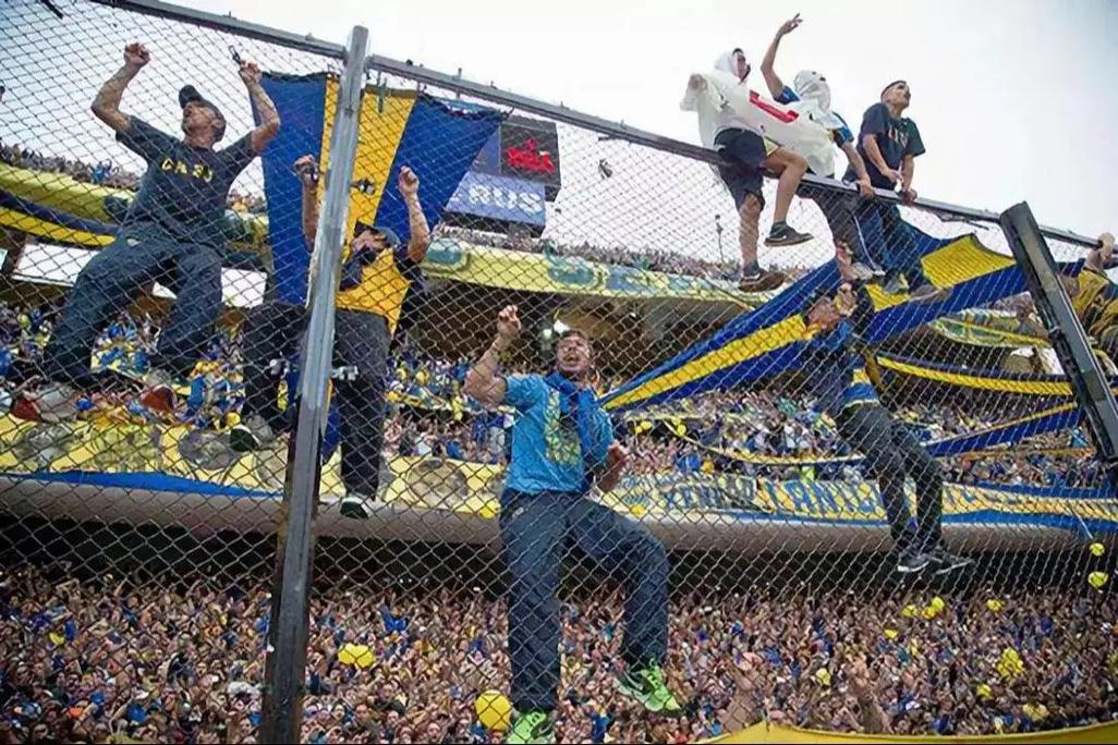 歌手杜阿-利帕现场观看博卡vs河床，先后手持两队球衣拍照引争议