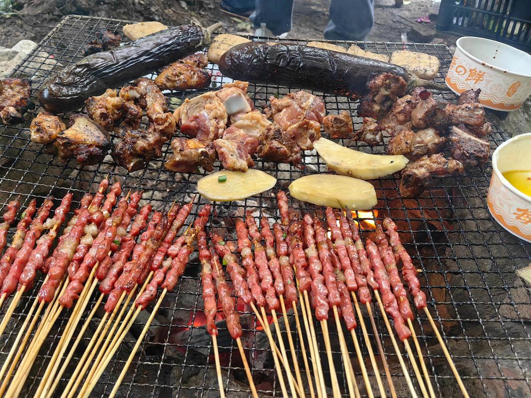 气氛真不错!阿劳霍晒队内聚会照片:烧烤、家人、朋友
