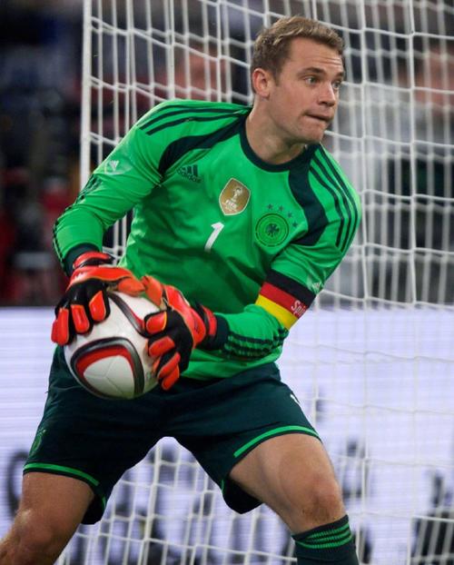 记者：德国足协内部有人试图说服纳帅，让诺伊尔重返国家队