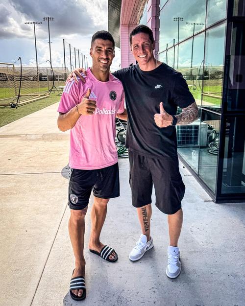 苏亚雷斯社媒晒全家合照为妻子庆生：我们为你感到骄傲，女王！