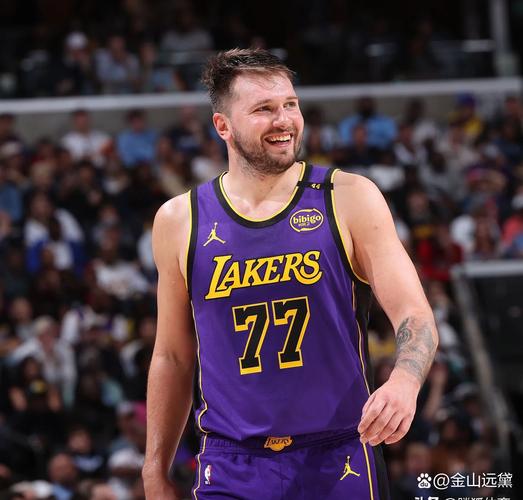 这不是P的！东契奇踩着中场Logo 超远三分三连中还都是空心😲