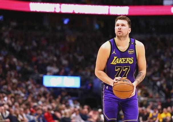 东契奇湖人生涯已经打出17场30+5+5 已追平浓眉&仅用35场